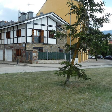 Casa con jardín frente ciudadela Vila Jaca Exterior foto