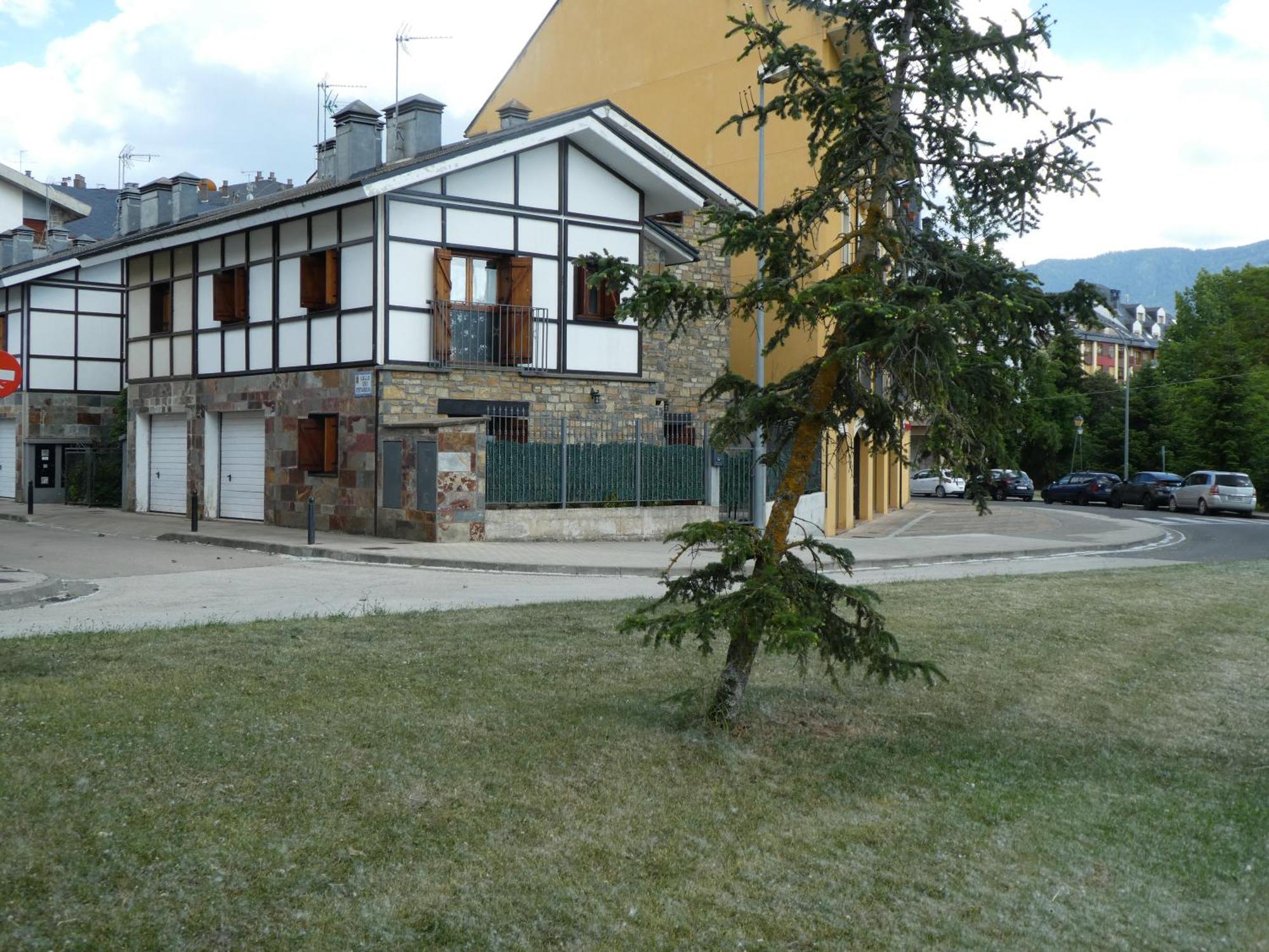 Casa con jardín frente ciudadela Vila Jaca Exterior foto
